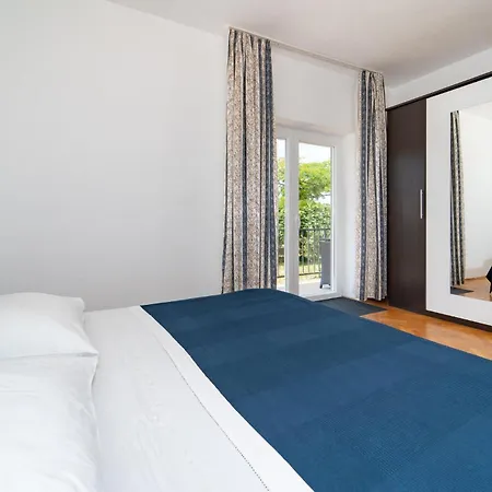 3 Bedroom Beautiful In Holiday home Debeljak