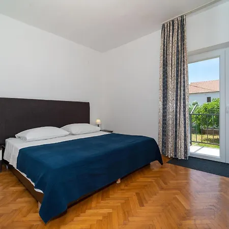 Holiday home 3 Bedroom Beautiful In Debeljak