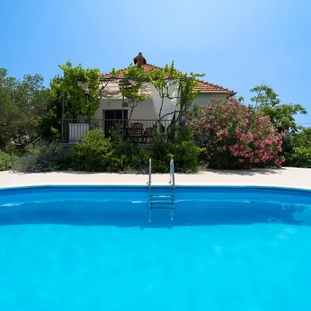 3 Bedroom Beautiful In Holiday home Debeljak