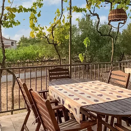 Holiday home 3 Bedroom Beautiful In Debeljak